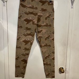 BRAND NEW: TNA camo leggings